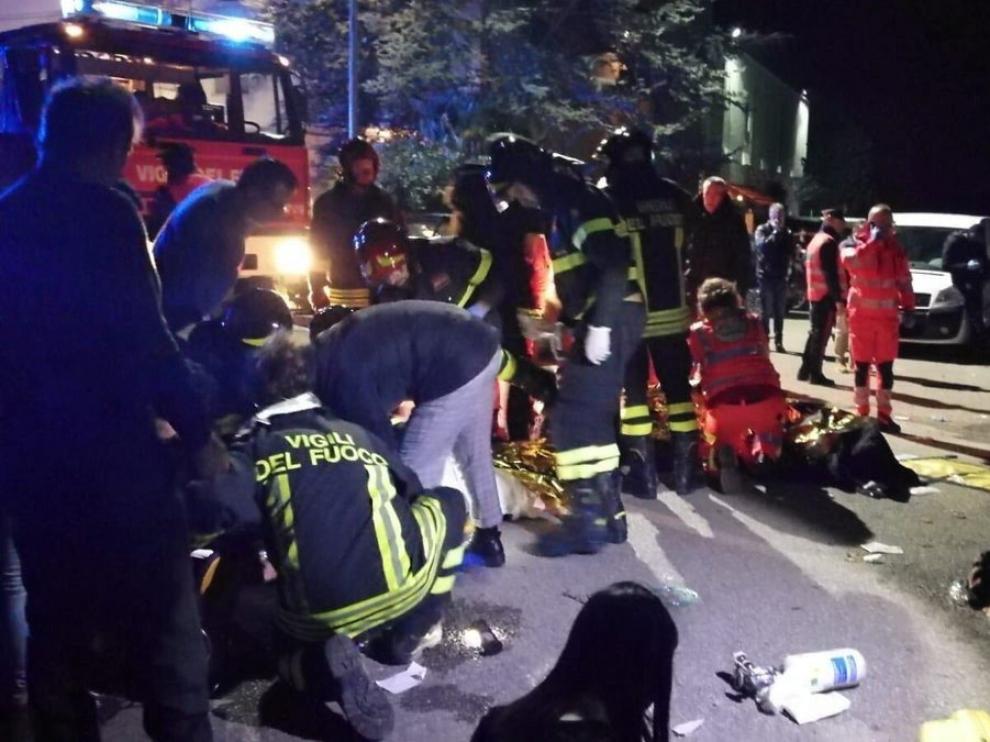 Los servicios de emergencia atienden a los heridos en Corinaldo