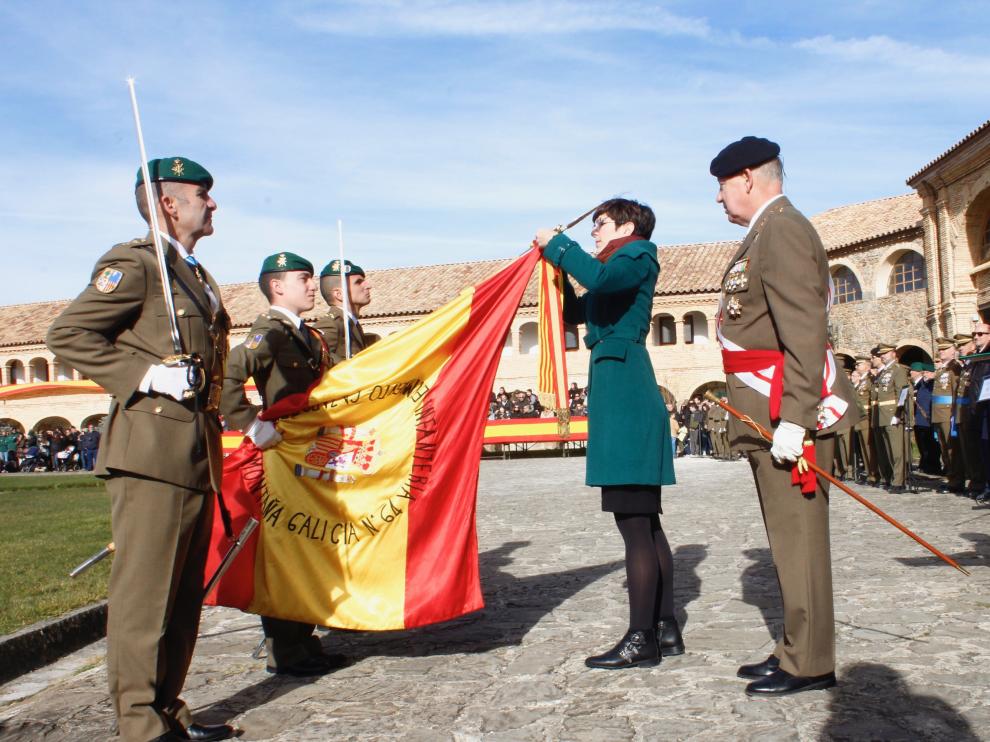 Violeta Barba colocando la corbata de la Medalla de las Cortes.