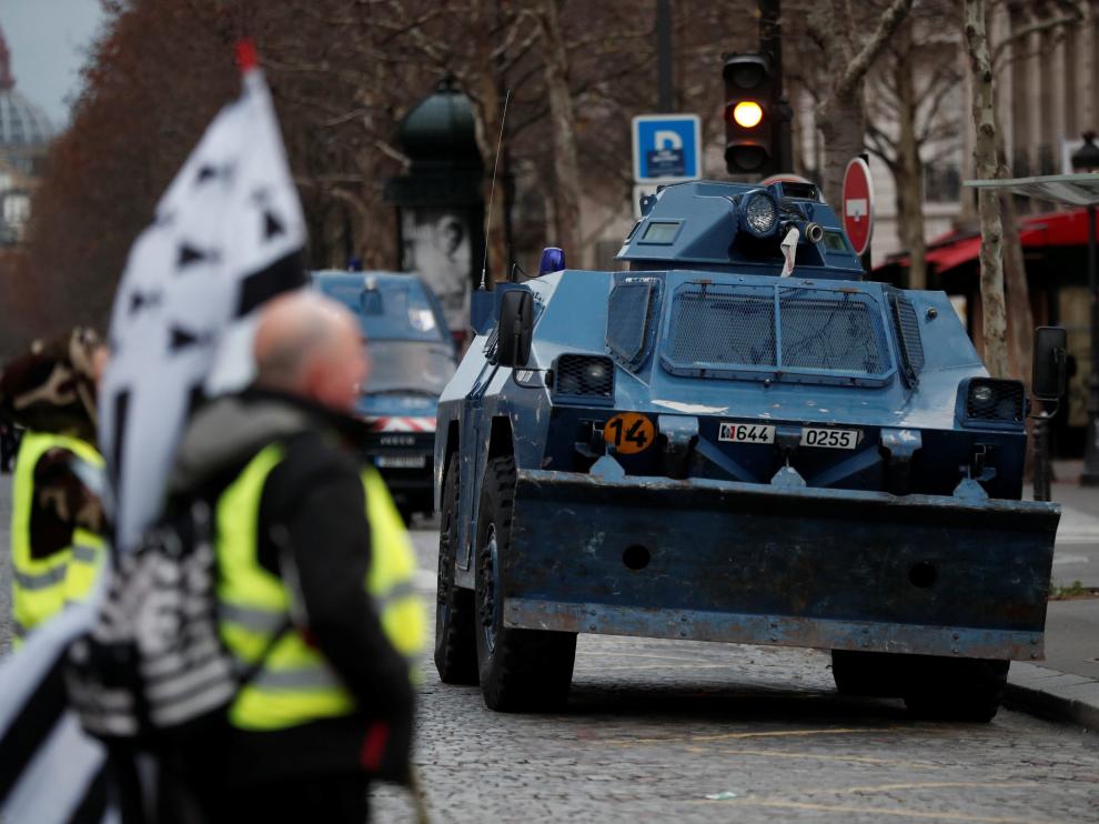 Miles de policías se han desplegado por el centro de París