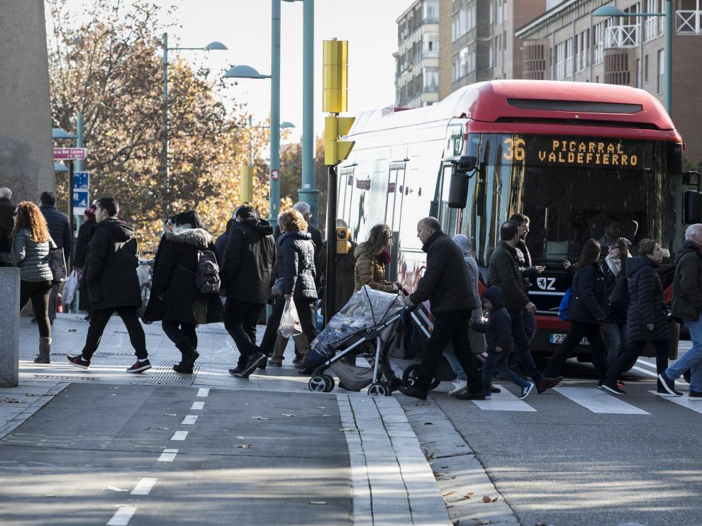 Un autobús de la línea 36, el domingo, en la zona en que se produjo el atropello mortal.