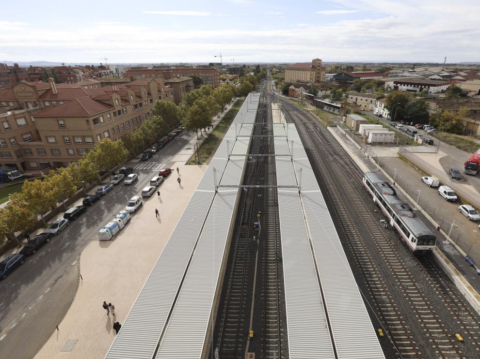 Haz de vías visto desde la intermodal, con el silo a la derecha y la residencia a la izquierda