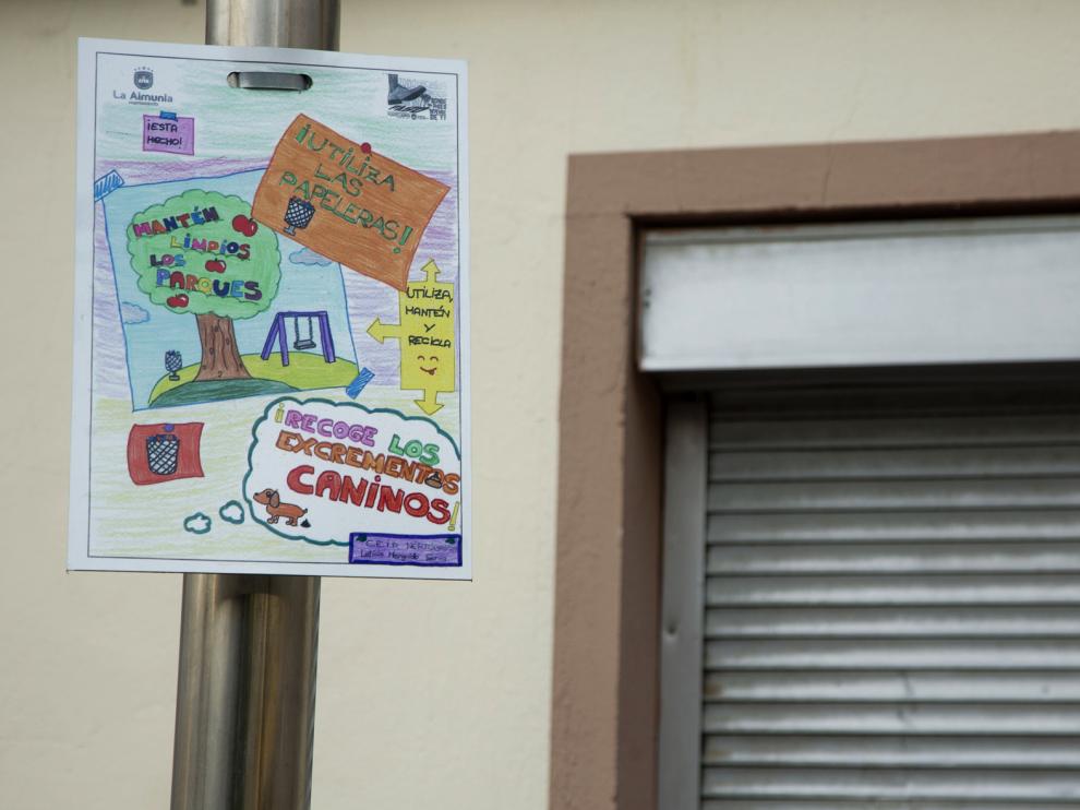 Uno de los carteles confeccionado por los escolares que pide la recogida de los excrementos de los perros.