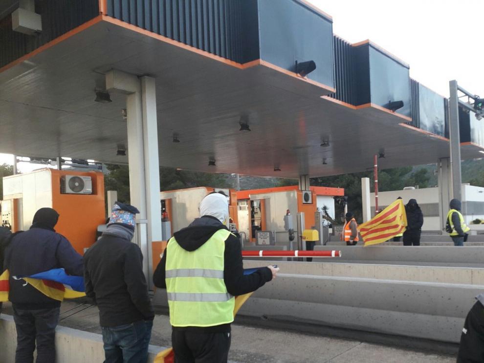 Actuación de los CDR en un peaje en Tarragona.