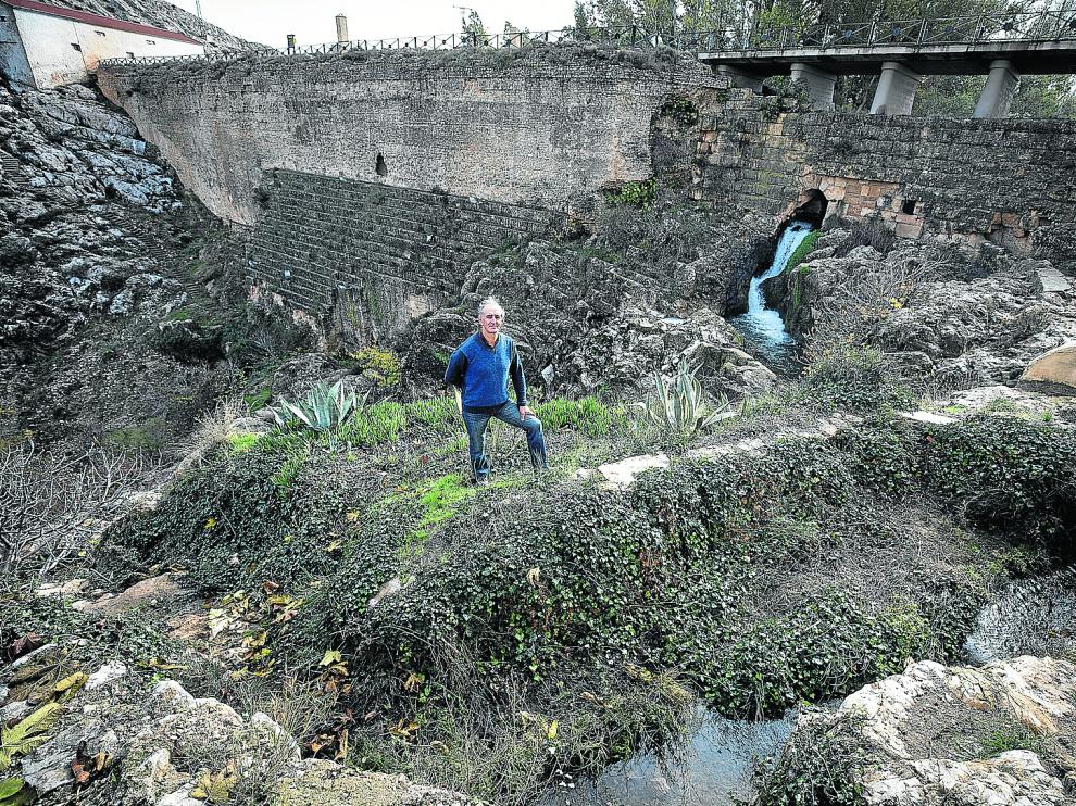 José Enrique Martínez, alcalde de Almonacid de la Cuba, ante la presa romana.