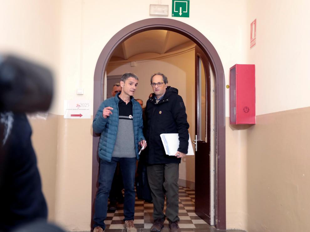 El presidente de la Generalitat, Quim Torra (d), a su llegada este domingo al Monasterio de Montserrat de Barcelona.