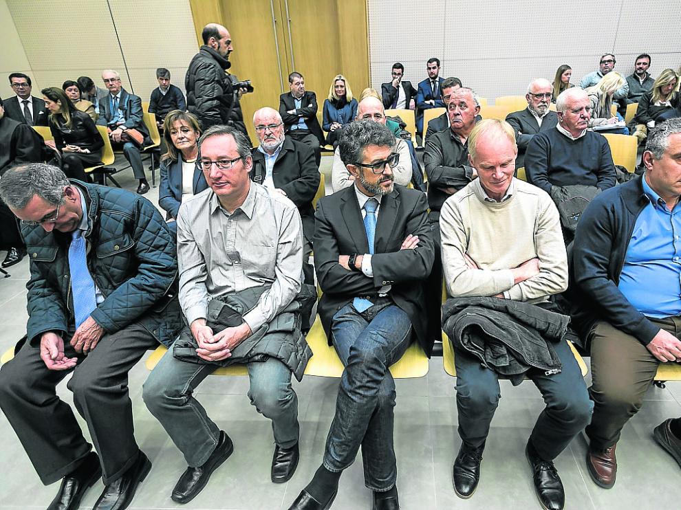 Becerril izquierda y Jordán centro, ayer, en la primera fila de la bancada de los acusados.