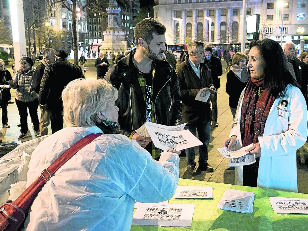 Mesa informativa contra las listas de espera instalada este lunes en la plaza de España de Zaragoza.