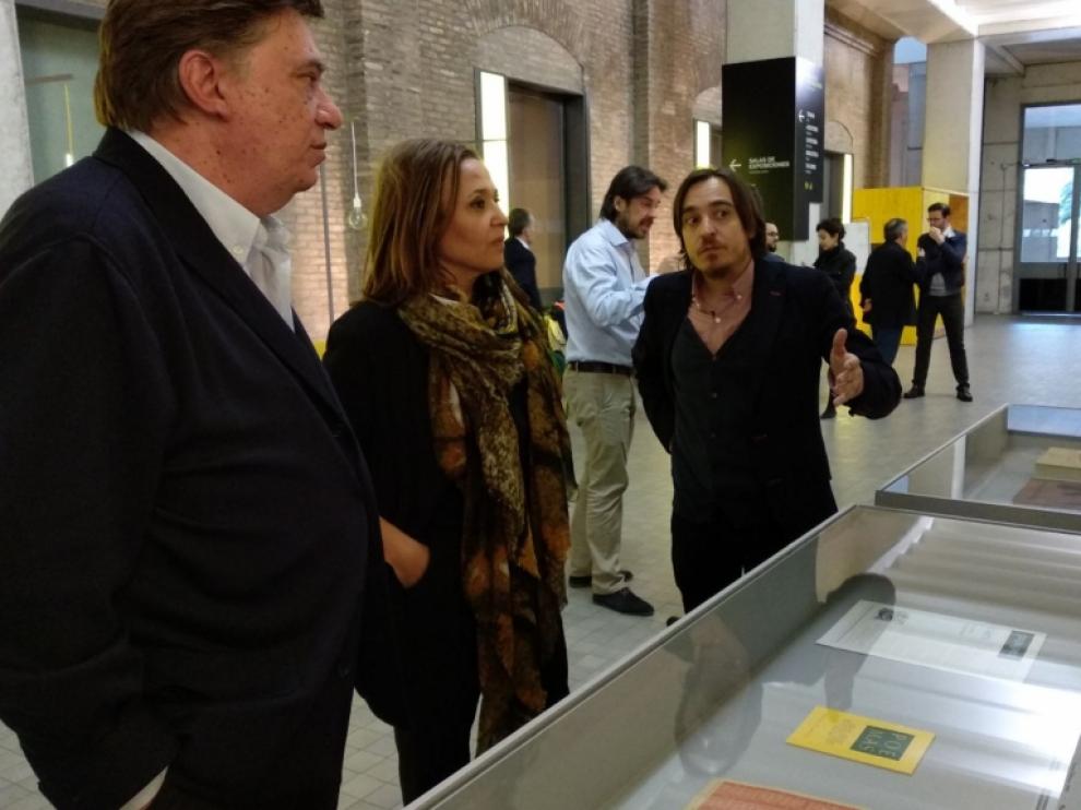 Mayte Pérez, Nacho Escuín (derecha) y Manuel Ortuño, presidente de la Asociación de Revistas Culturales de España (ARCE), en una muestra en la que se enmarcaba el seminario.