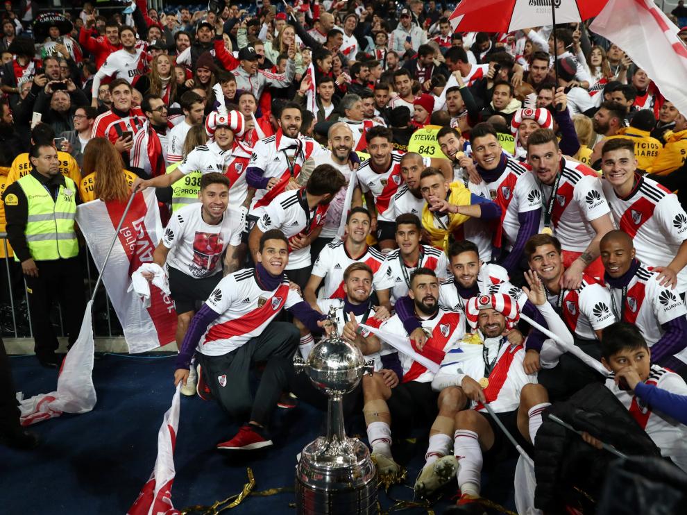 Los jugadores celebraron el triunfo con la afición en el estadio