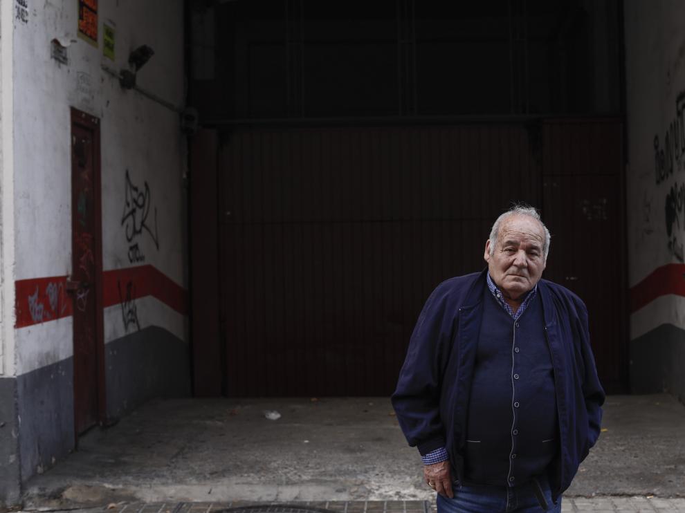 Luis Guillén, ayer, en el garaje que sustituyó el lugar donde estaba tapicerías Bonafonte, en la calle Rodrigo Rebolledo 43, en el barrio de Las Fuentes.