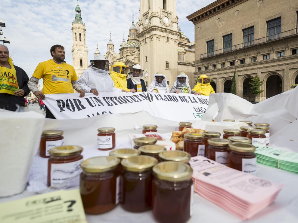 Protesta realiza en 2016 en la plaza del Pilar de Zaragoza para exigir un etiquetado claro de la miel
