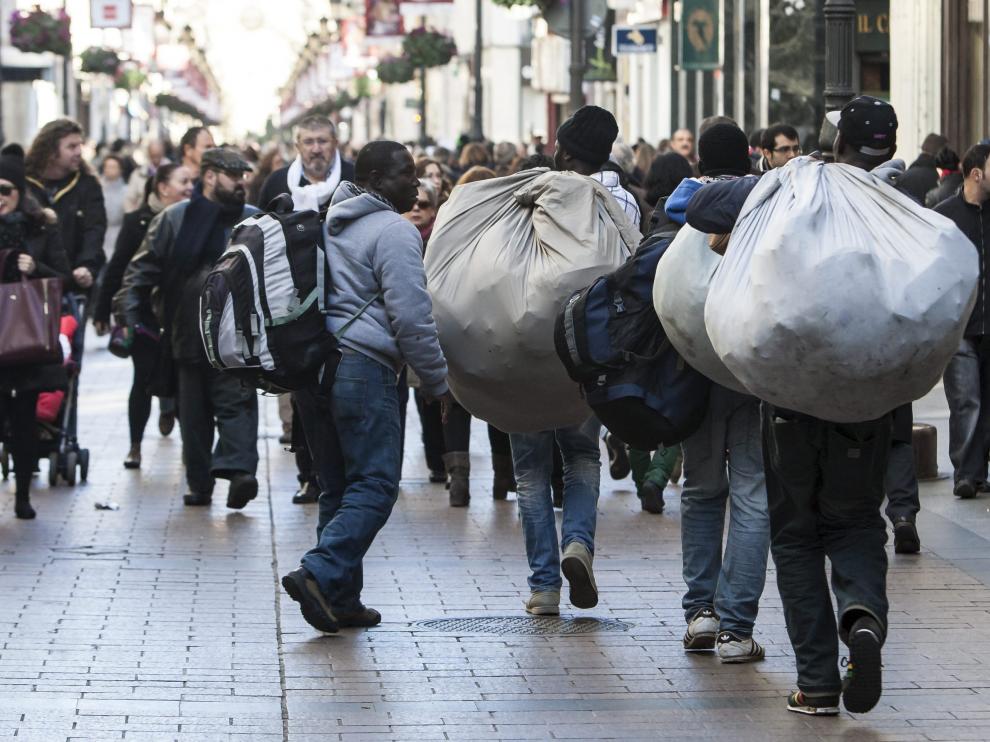 Un grupo de manteros, por la calle Alfonso de Zaragoza