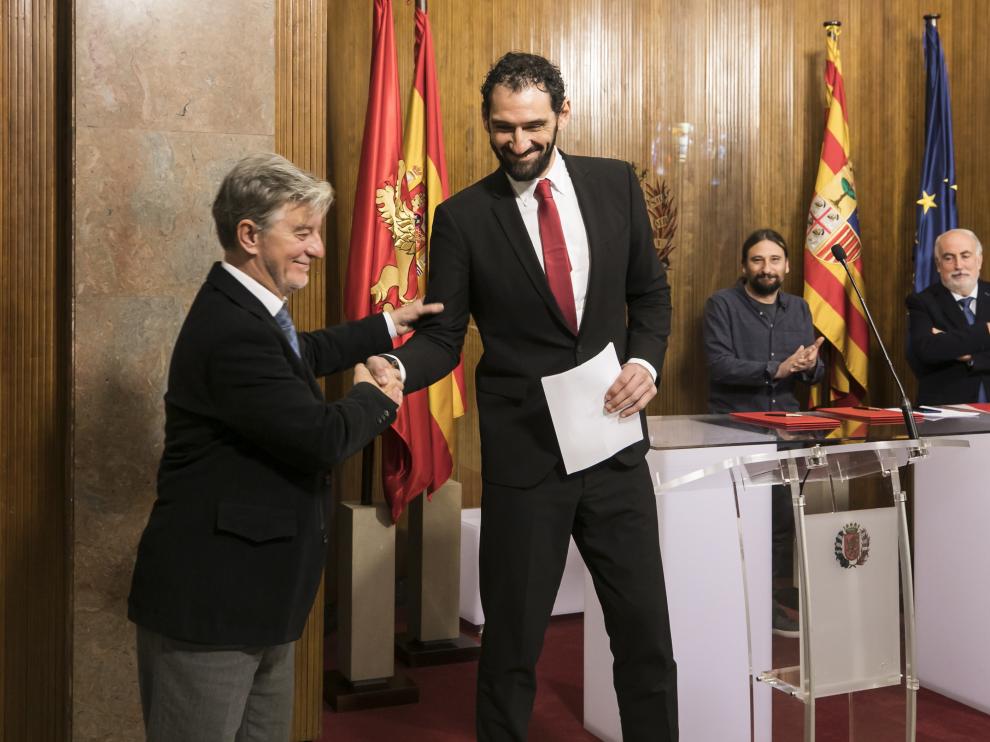 El alcalde de Zaragoza, Pedro Santisteve, y el presidente de la Federación Española de Baloncesto, Jorge Garbajosa, firmó ayer el convenio en el Ayuntamiento.