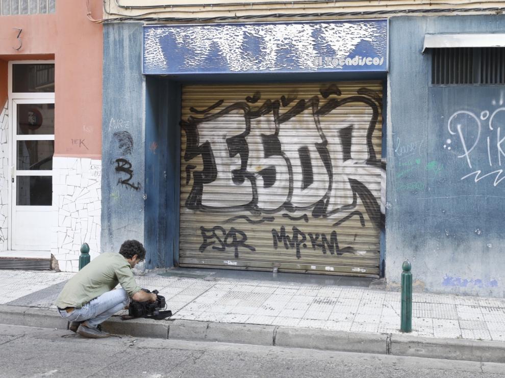 Los agentes inspeccionan este jueves el bar Tocadiscos por orden judicial.