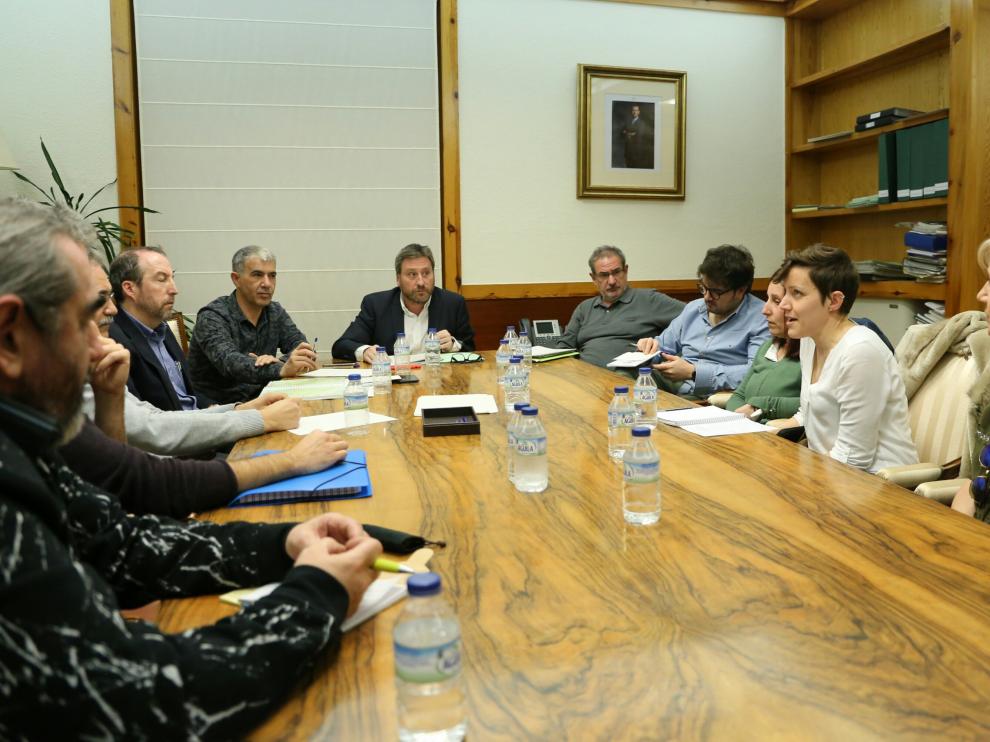 El consejero Soro, en el centro, se reunió este martes con miembros de la plataforma por el puente de Gelsa.