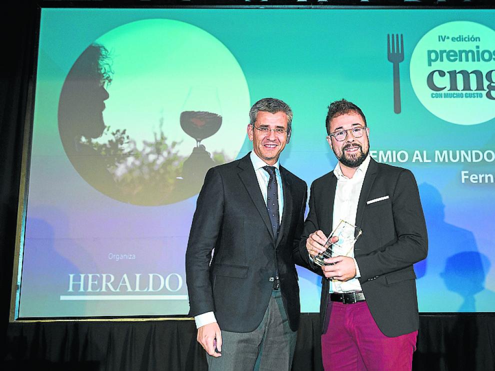 El 'master of wine' Fernando Mora recibe el premio al Mundo del Vino de manos de Mikel Iturbe, director de HERALDO DE ARAGÓN.