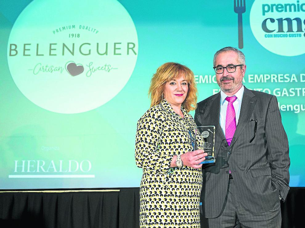 Belenguer recoge el premio de manos de José Andrés Nalda, director de medios de HENNEO.