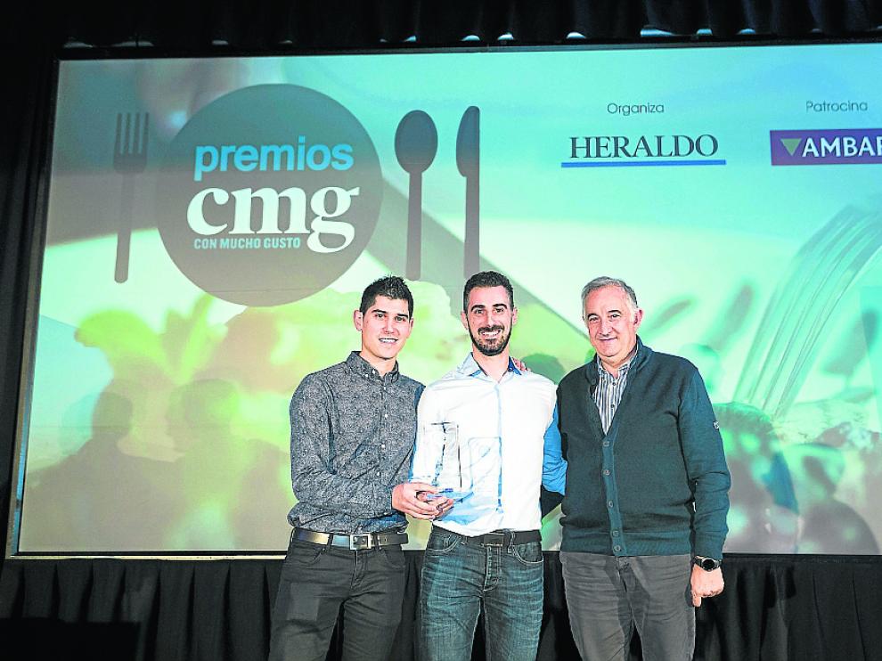 Los hermanos Luis Antonio y Javier Carcas, del restaurante zaragozano Casa Pedro, recibieron su premio de manos de Enrique Novales, director general de Alimentación y Fomento Alimentario del Gobierno de Aragón.