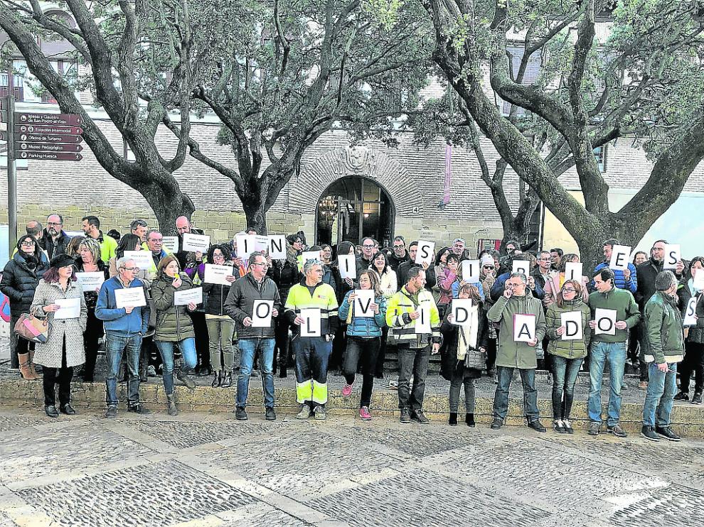Trabajadores municipales durante la protesta del 11 de diciembre ante el Ayuntamiento de Huesca.