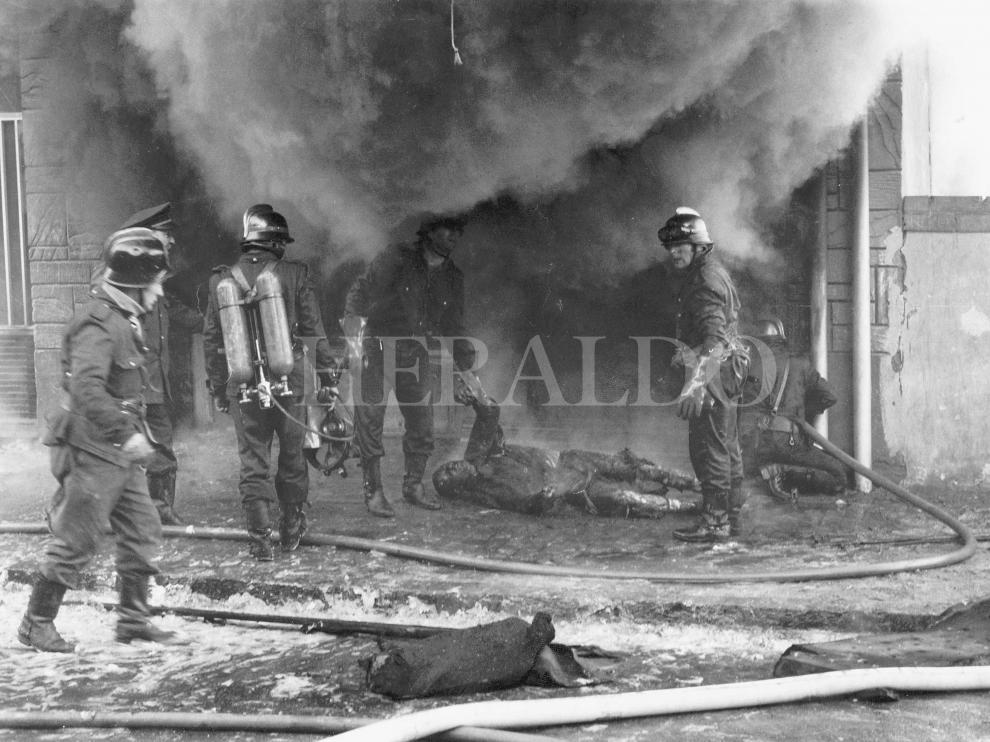 Los bomberos intentando sofocar el incendio en Tapicerías Bonafonte en Zaragoza el 11 de diciembre de 1973.