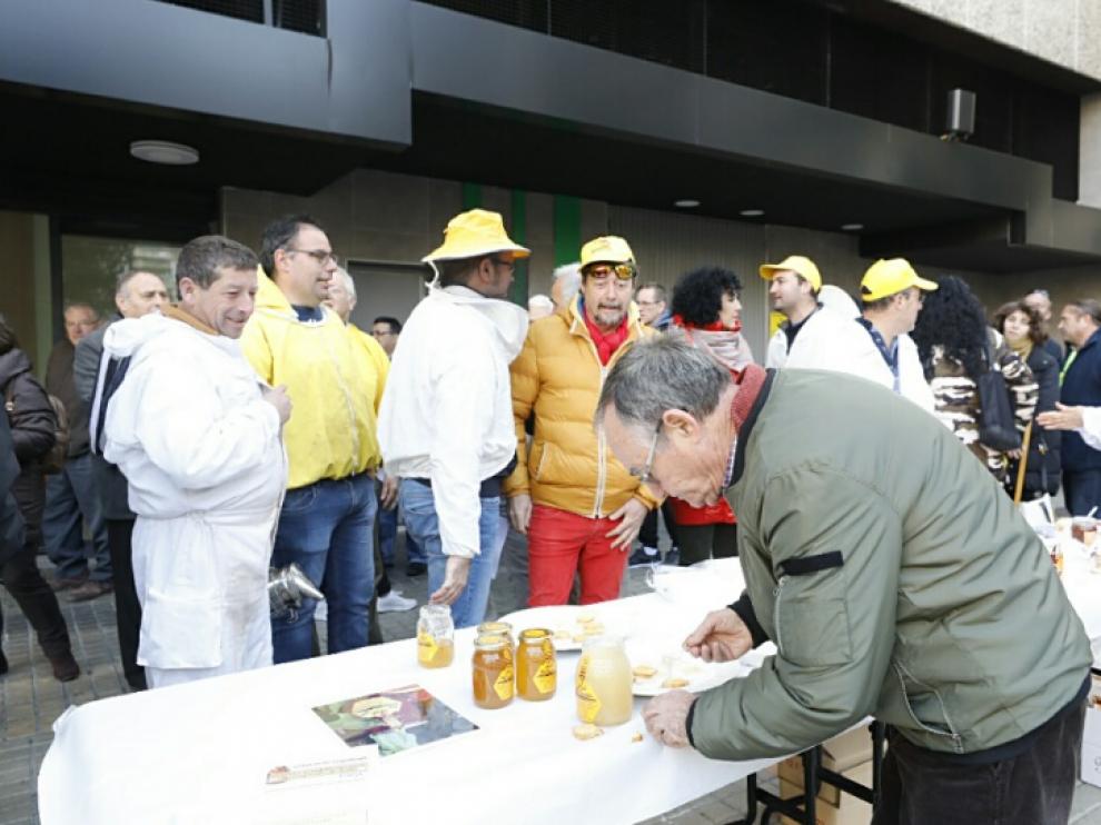 Los apicultores ofrecieron a los viandantes una degustación de miel aragonesa de calidad
