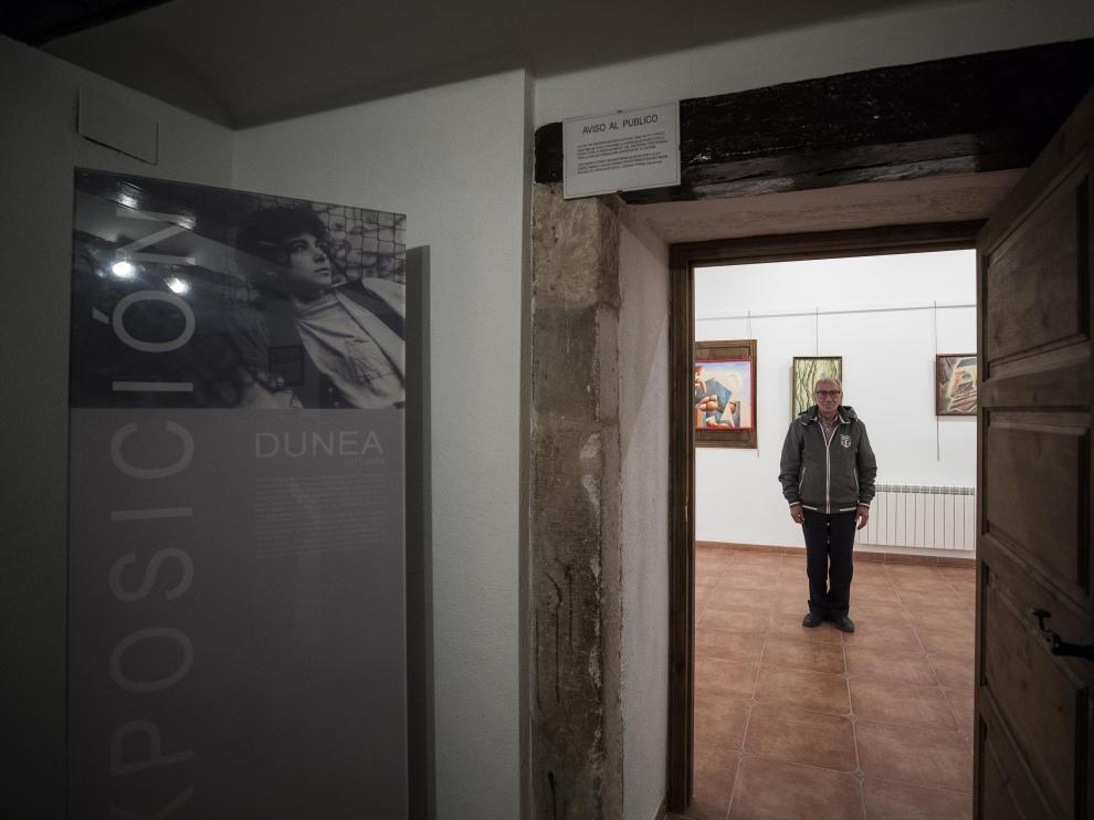 Manuel Bello posa en la sala que alberga la exposición permanente de su hija Dunea en el Museo de Cuevas de Almudén.