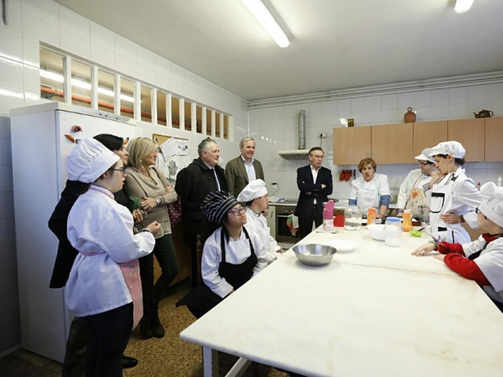 Visita de Beamonte y Azcón al colegio San Martín de Porres de Atades
