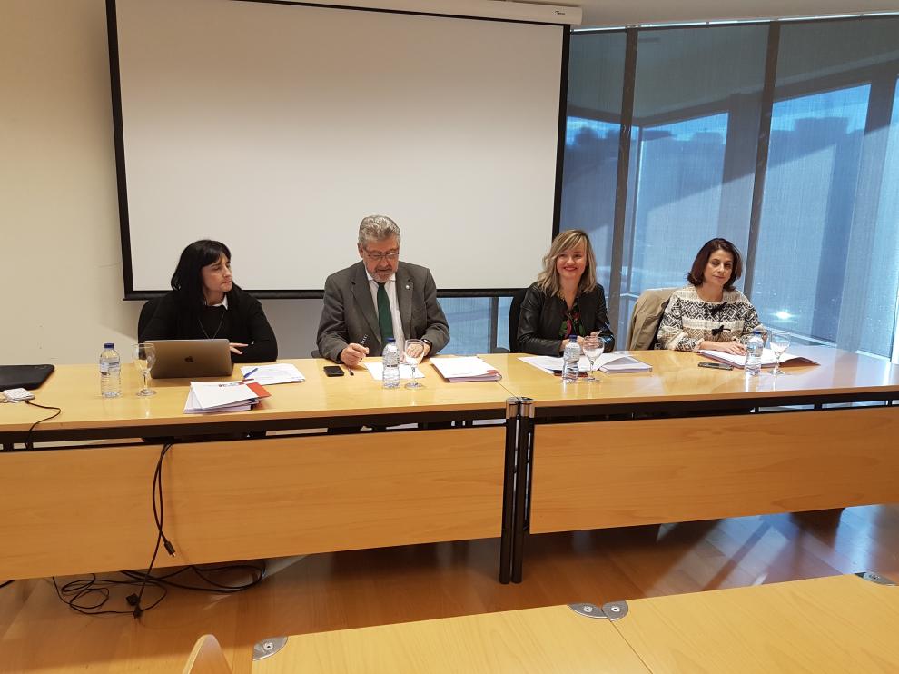 De izquierda a derecha, Alexia Sanz, José Antonio Mayoral, Pilar Alegría y Emma Buj, en el patronato de la Fundación Antonio Gargallo..