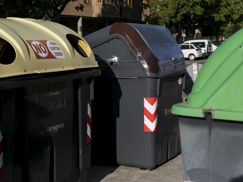Contenedores para reciclaje de residuos en una calle de Zaragoza.