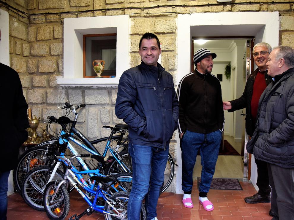 Representantes de la DPH y el Ayuntamiento conversan con la familia recién instalada en Torres de Barbués.