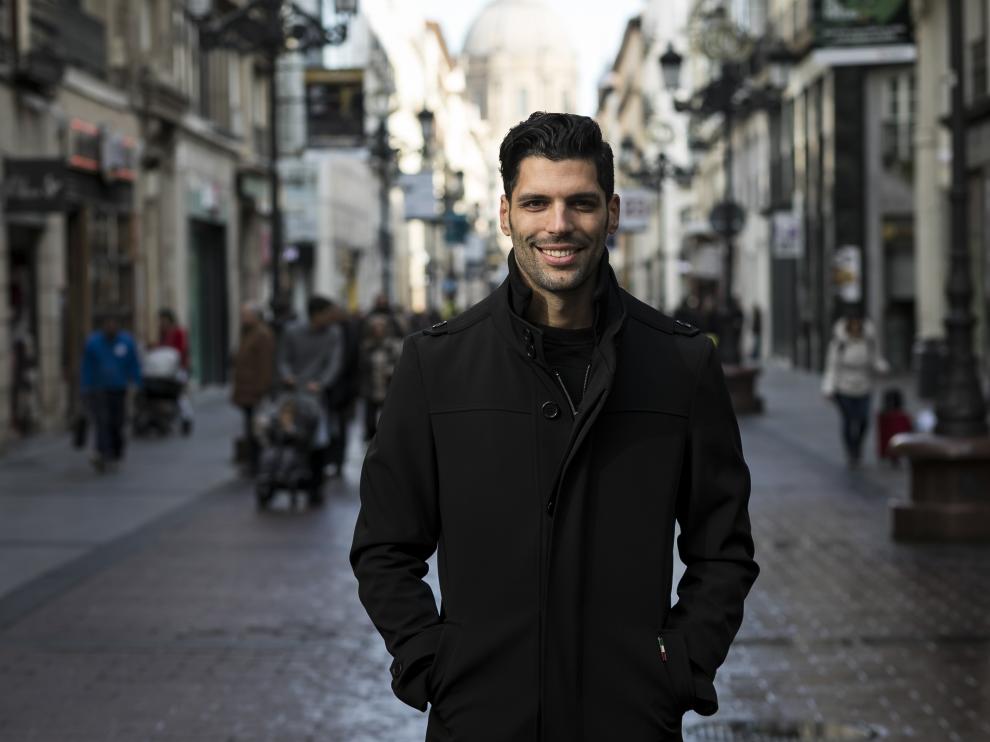 Ángel Lafita, sonriente en la calle Alfonso.