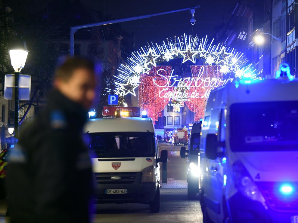 Vista de vehículos de la policía francesa estacionados cerca del lugar del tiroteo registrado hoy en el Mercado de Navidad, en Estrasburgo (Francia).