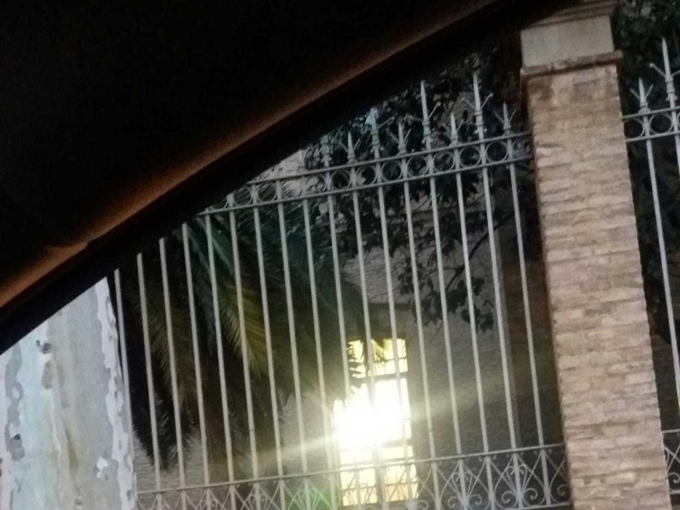 Imagen del IES Luis Buñuel tomada a las 8 de la mañana del 30 de noviembre, fuera del horario establecido.