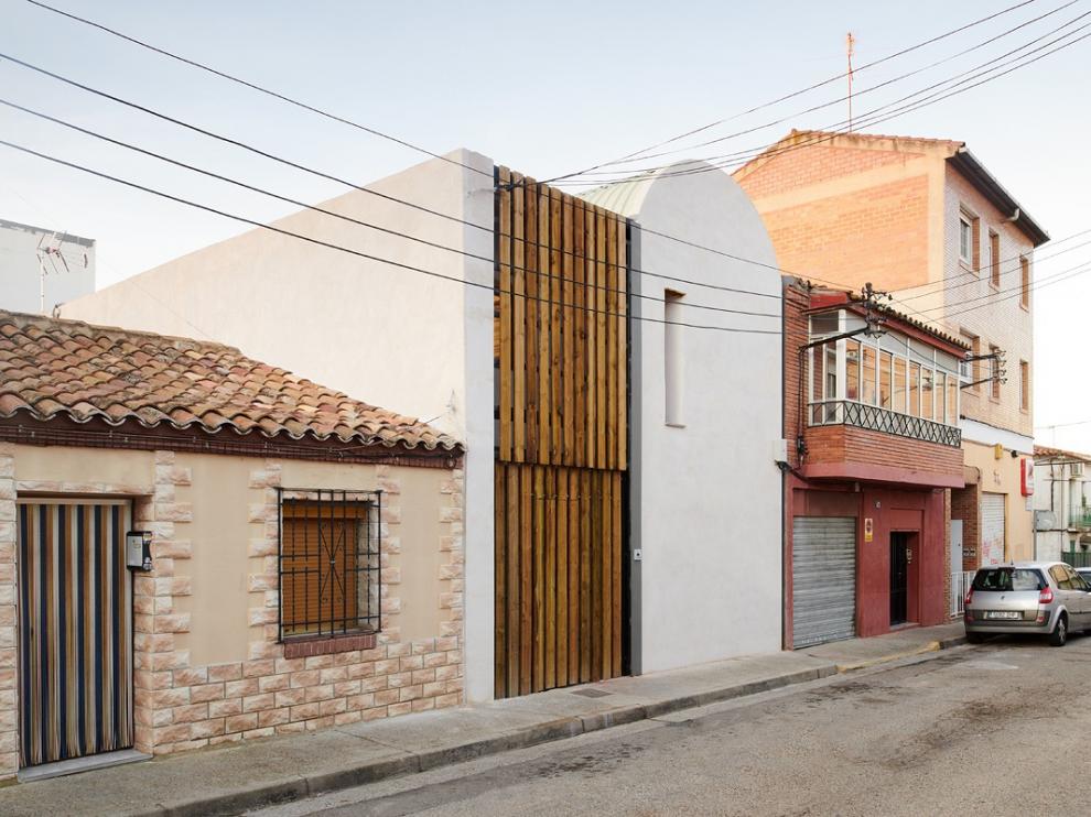 Fachada de la vivienda de adobe construída en el barrio zaragozano de Valdefierro.
