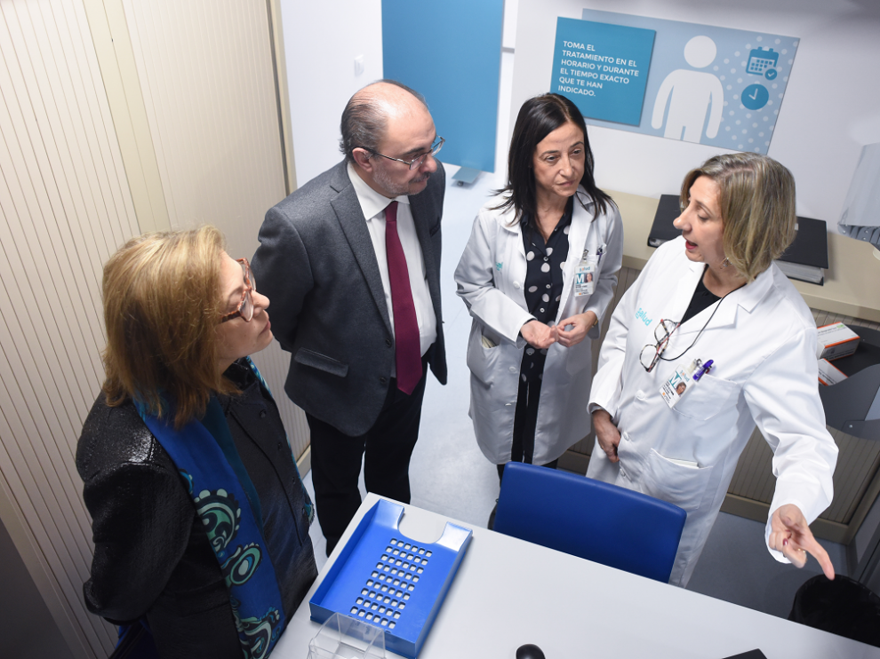 Ventura y Lambán han visita la unidad de Farmacia de pacientes externos del Miguel Servet.