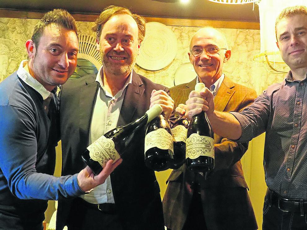 Ángel Marco, Carlos Valero, Javier Sancerni y Rual Prieto, con la nueva cerveza Chardonnay.