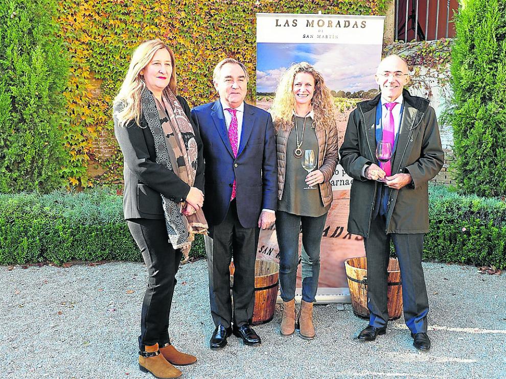 Luz Gabás, Luis Nozaleda, Isabel Galindo y Javier Sancerni, en el jardín del palacio de Villahermosa.