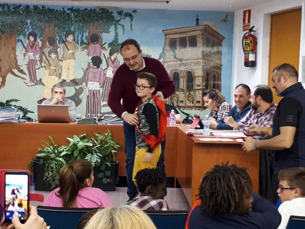 El alcalde, con uno de los integrantes del Consejo de Infancia y Juventud de San Mateo.