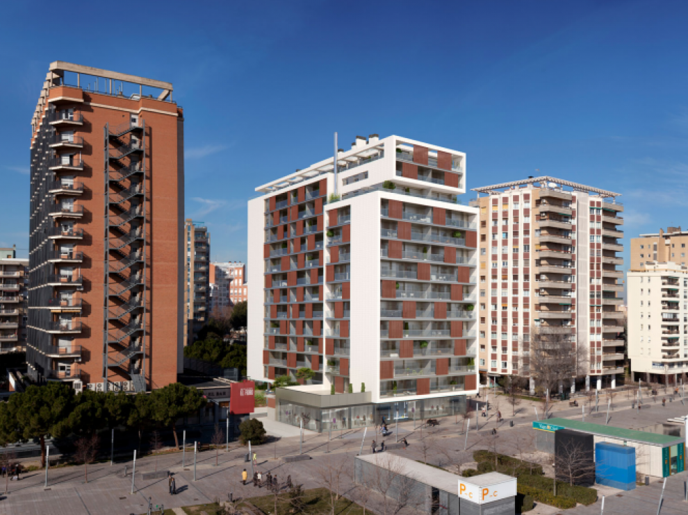 El edificio se sitúa en una zona moderna y urbana.
