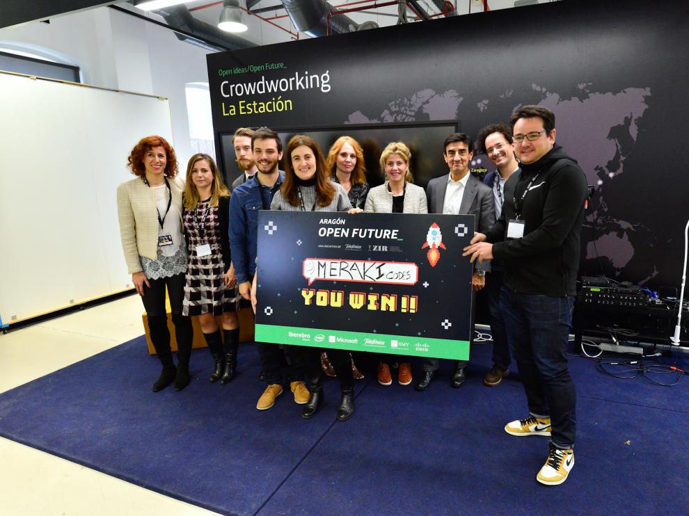 De izquierda a derecha, Esther García (T-Zir), Arantxa Quinta (T-Zir), Álvaro Antoñanzas (Deusens), Lucas Pedrajas y Conchita Negueruela (ganadores, Meraki), Carmen Herrarte (T-Zir), Almudena Moreno (Telefónica), Javier Zorrilla (Telefónica), Miguel Arias (Telefónica) y Guillén Murillo (comercio hermanado, Basket World).
