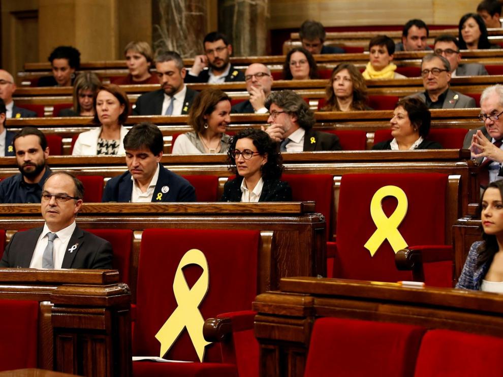 22 DE MARZO. La presidenta del grupo parlamentario de Ciudadanos, Inés Arrimadas (d), junto al escaño vacio de los diputado encarcelados Oriol Junqueras y Jordi sánchez durante el pleno de investidura convocado de urgencia por el presidente del Parlament, Roger Torrent