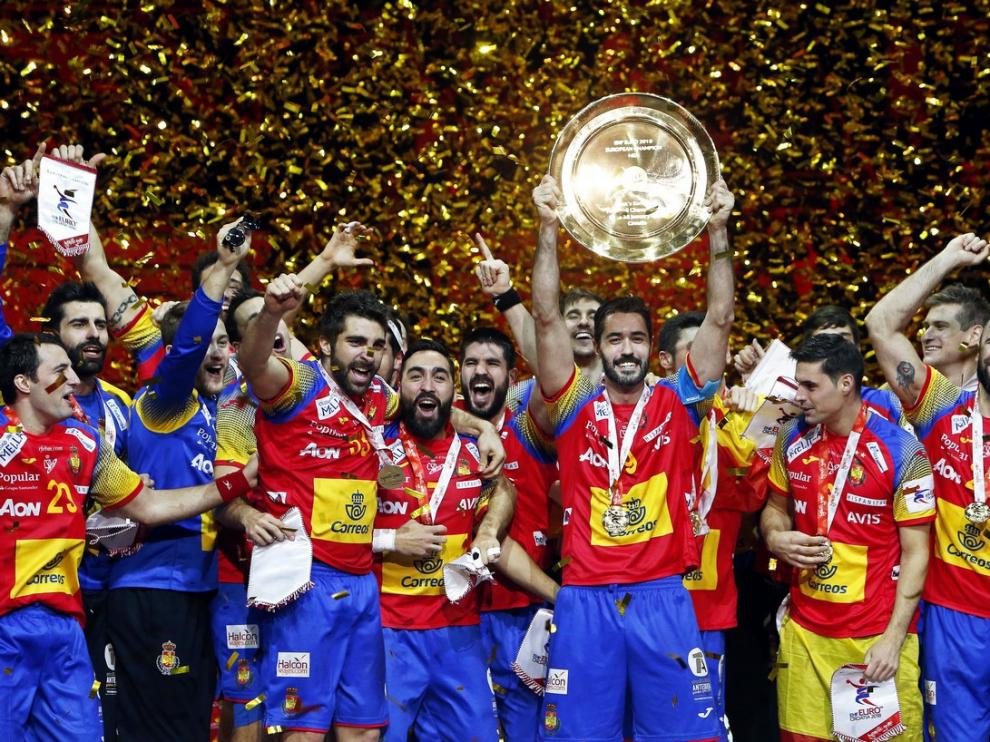 28 DE ENERO. Los jugadores de la Selección Española de balonmano celebran la consecución del Campeonato de Europa celebrado en Zagreb (Croacia)
