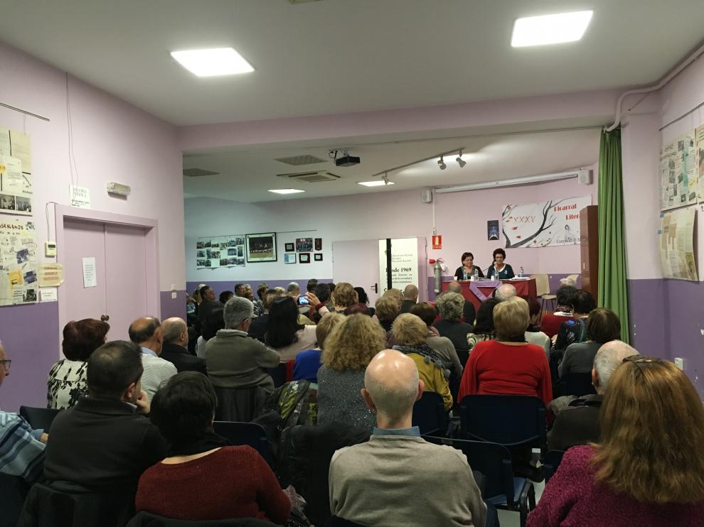 Alrededor de un centenar de personas asistieron a la entrega de premios del certamen literario.