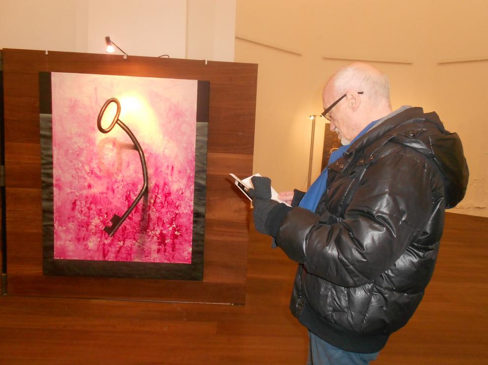 José Luis Zamora ante una de sus obras que se exponen en San Atilano.
