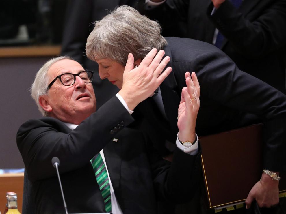 El presidente de la Comisión Europea, Jean Claude Juncker, y Theresa May este jueves en la cumbre
