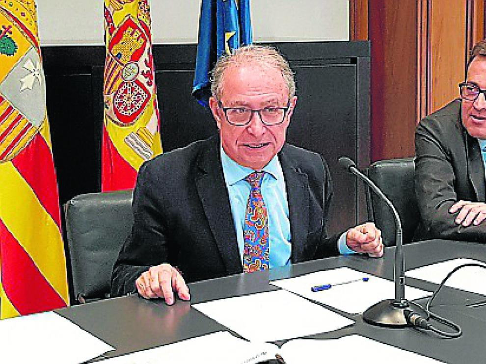 El consejero de Hacienda, Fernando Gimeno, y el director general de Presupuestos, Manuel Galochino, ayer.