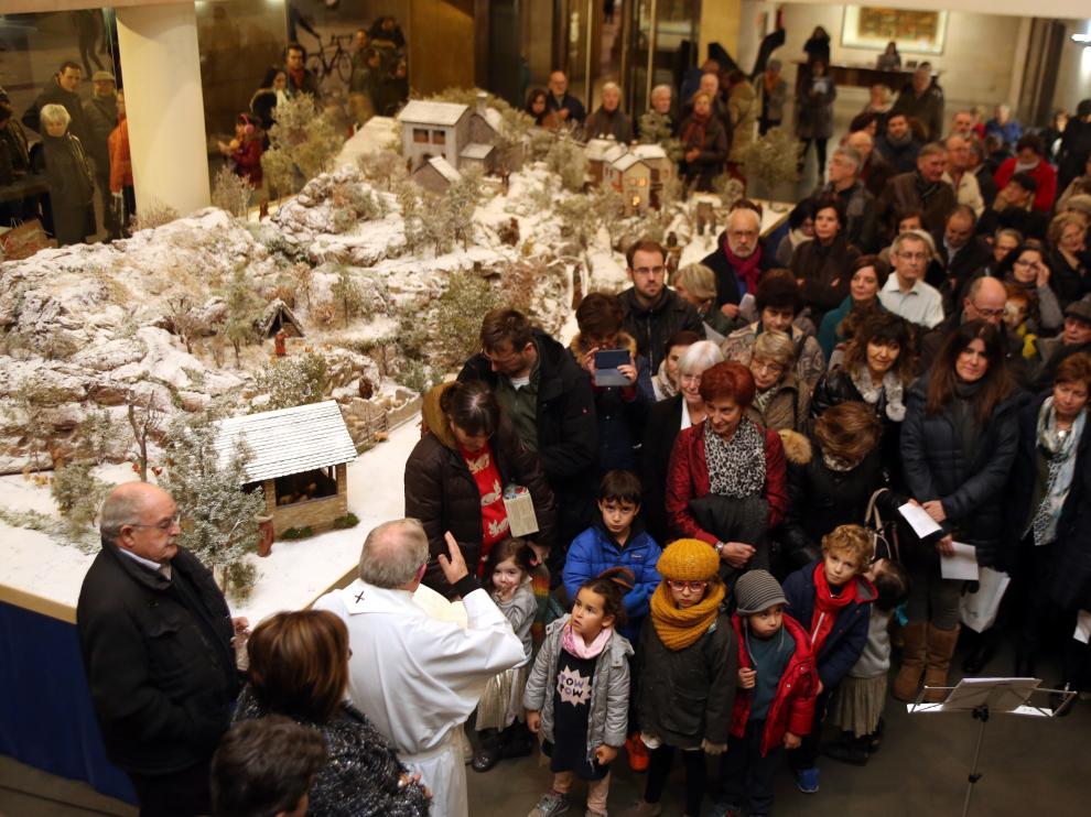 La inauguración del belén de la Diputación de Huesca y la apertura de la Feria de Artesanía marcan el inicio del pórtico de la Navidad.