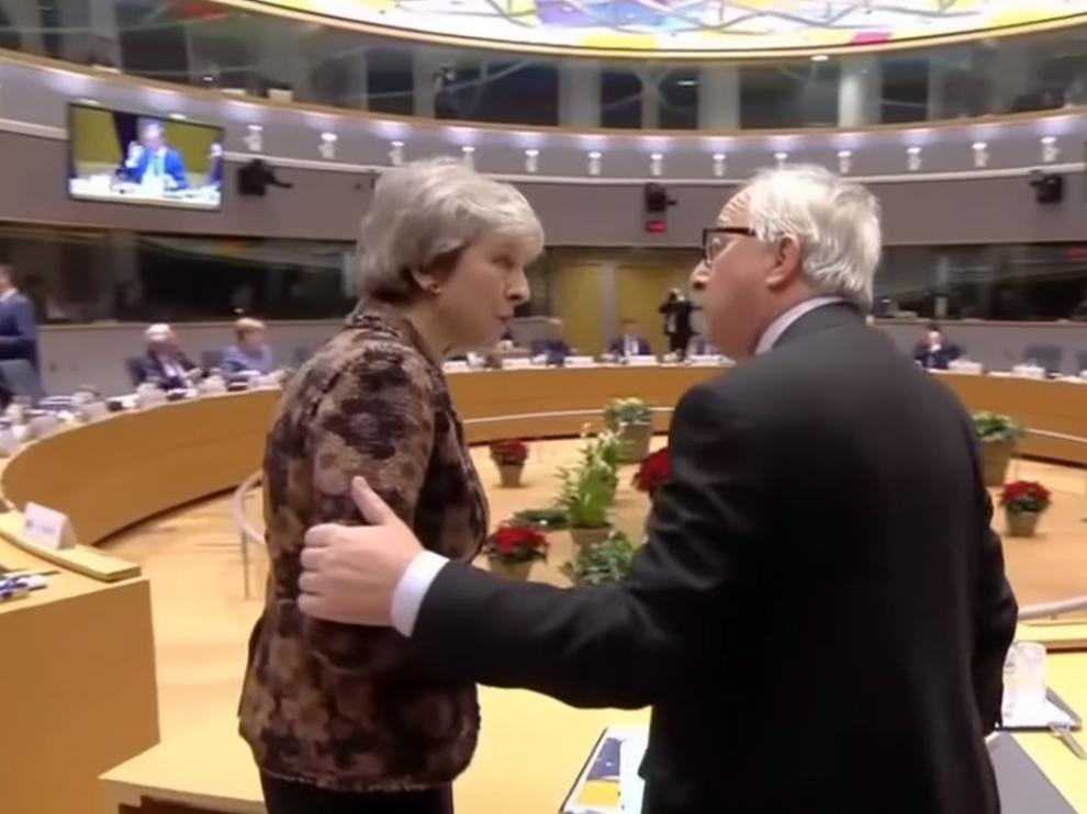 El momento en el que May y Juncker hablan antes del Consejo Europeo