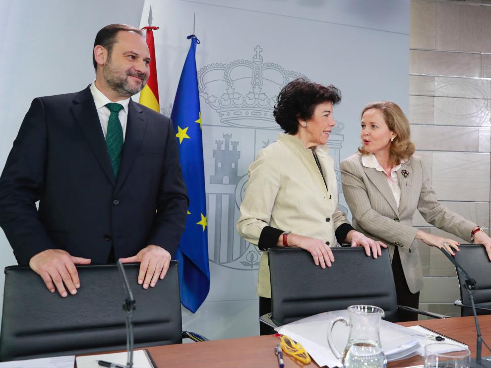 José Luis Ábalos junto a Nadia Calviño e Isabel Celaá en la rueda de presa posterior al Consejo de Ministros.