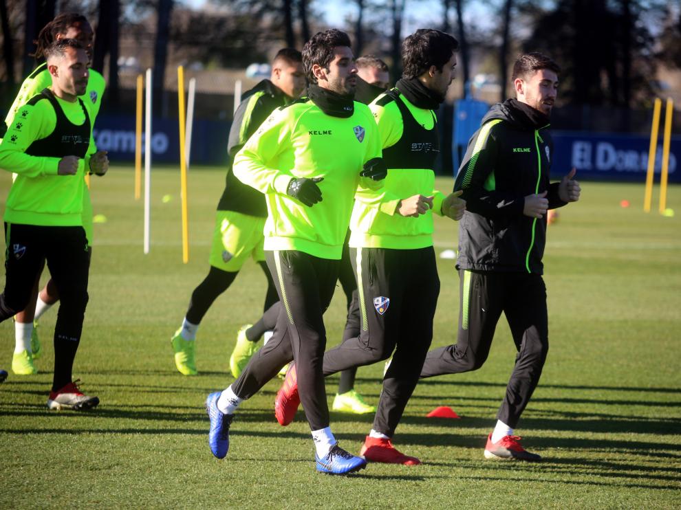 Lluis Sastre corre con sus compañeros durante un entrenamiento en el IES Pirámide.